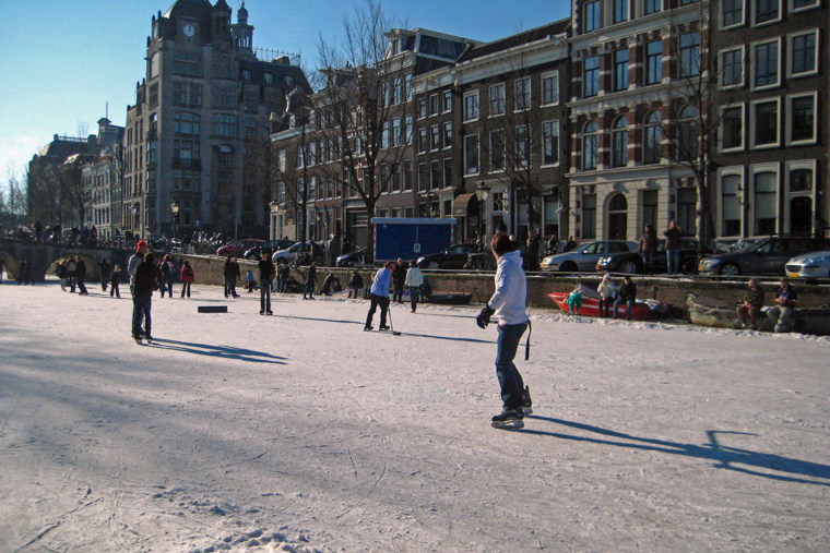 amsterdam canal frozen skating