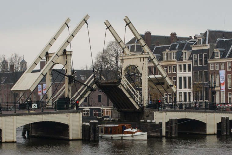 magere brug opening to let boat pass through